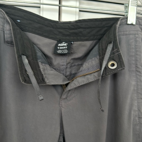 Kuhl gray convertible pants with zipper/drawstring/ button front  size 6 short. - Picture 7 of 9